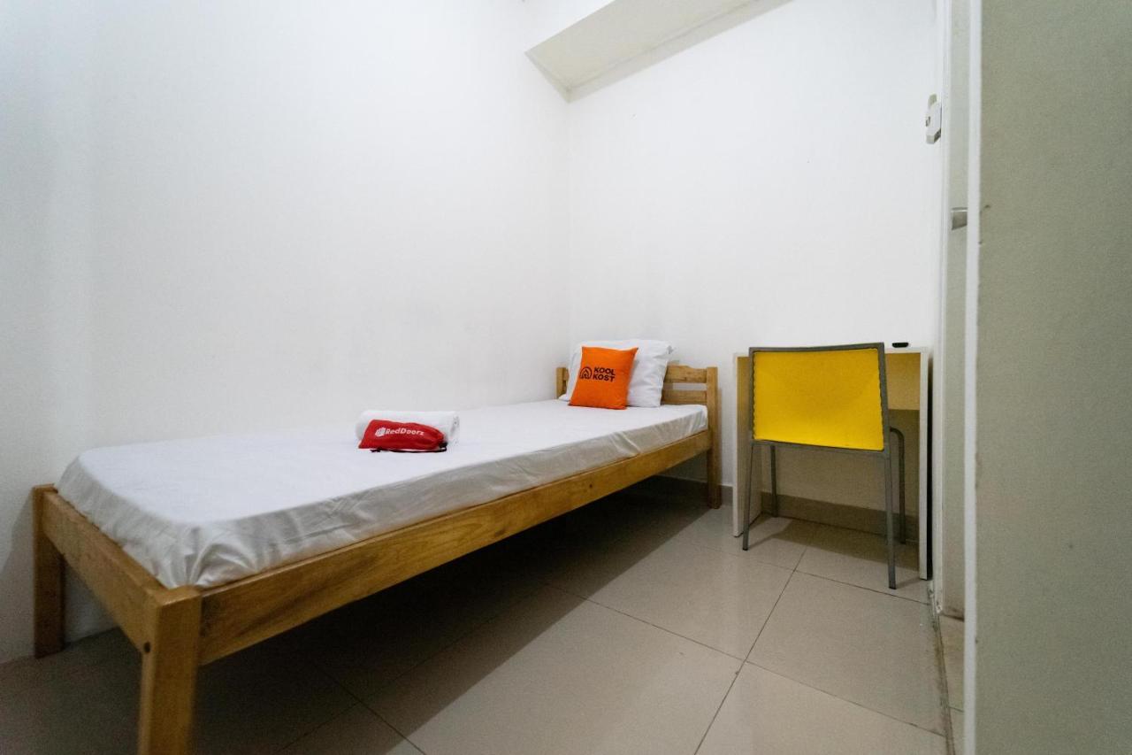 Guest house Koolkost Near Mercu Buana University